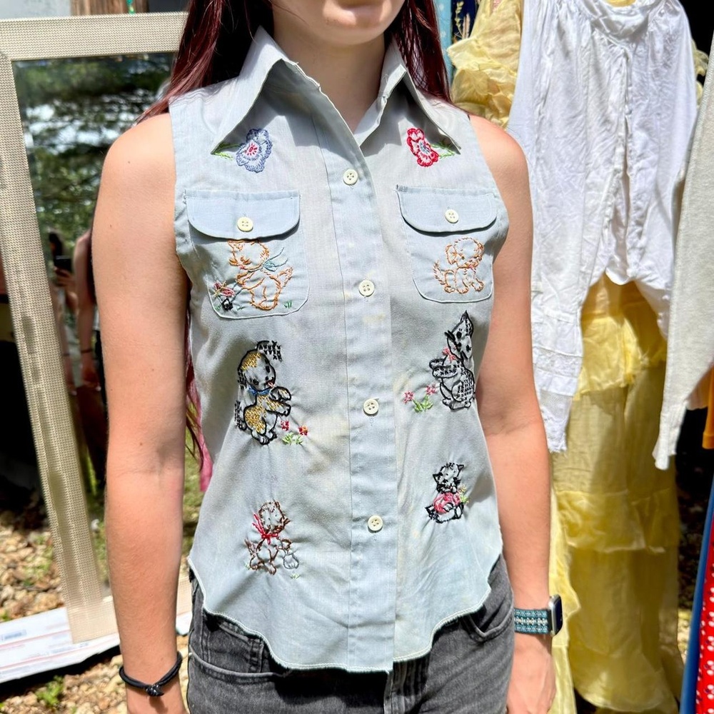So cute 70s chambray sleeveless button up blouse w/ 40s kitten embroidery